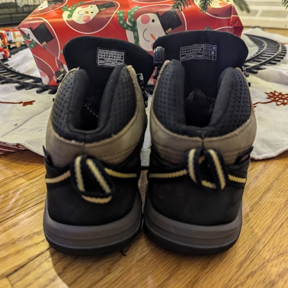 🥾 Lightly-used Keens 🥾 - Picture 2 of 8